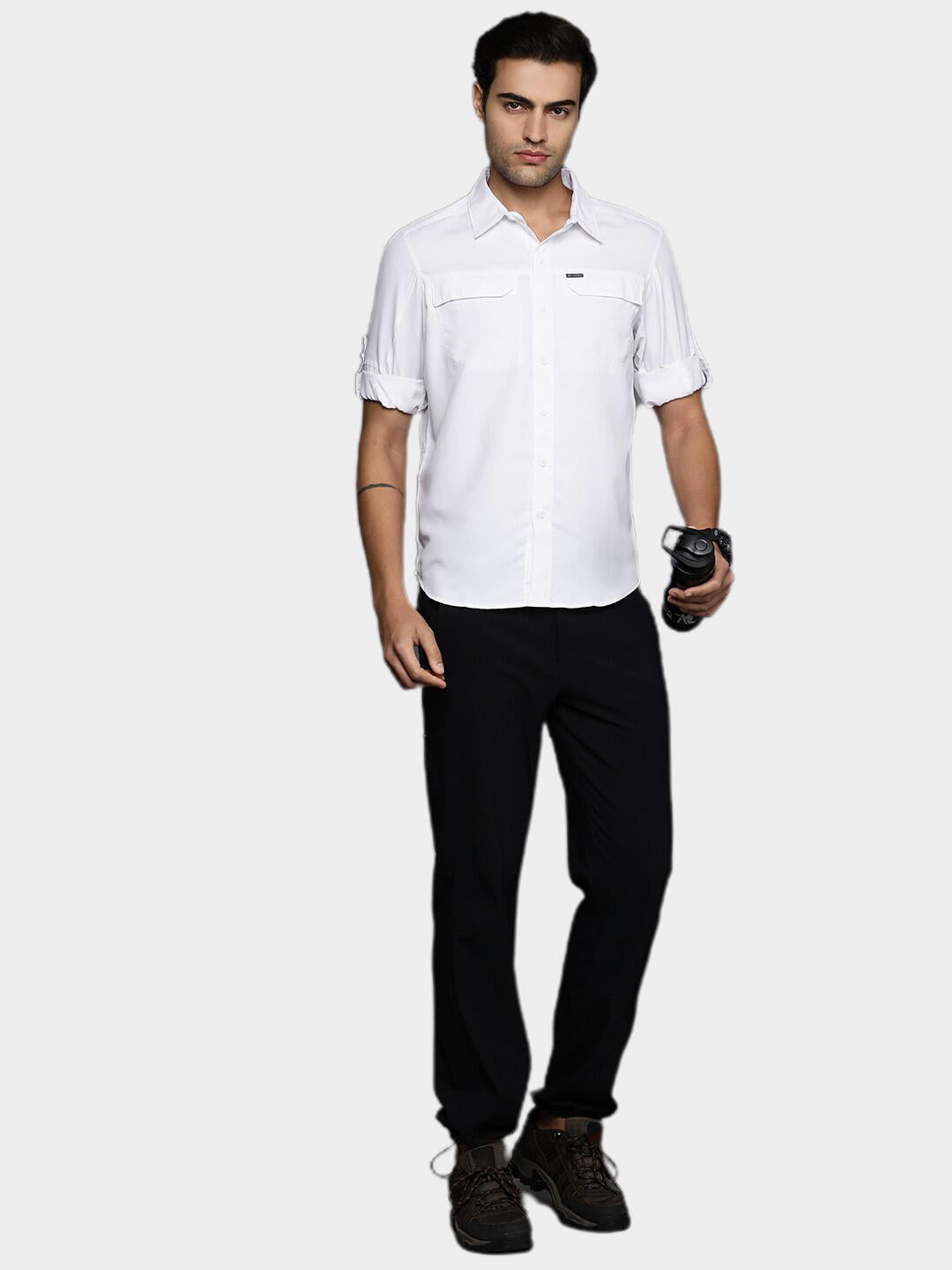 A Men Wearing Columbia Men White Silver Ridge2.0 Long Sleeve Shirt (Sun Protection)