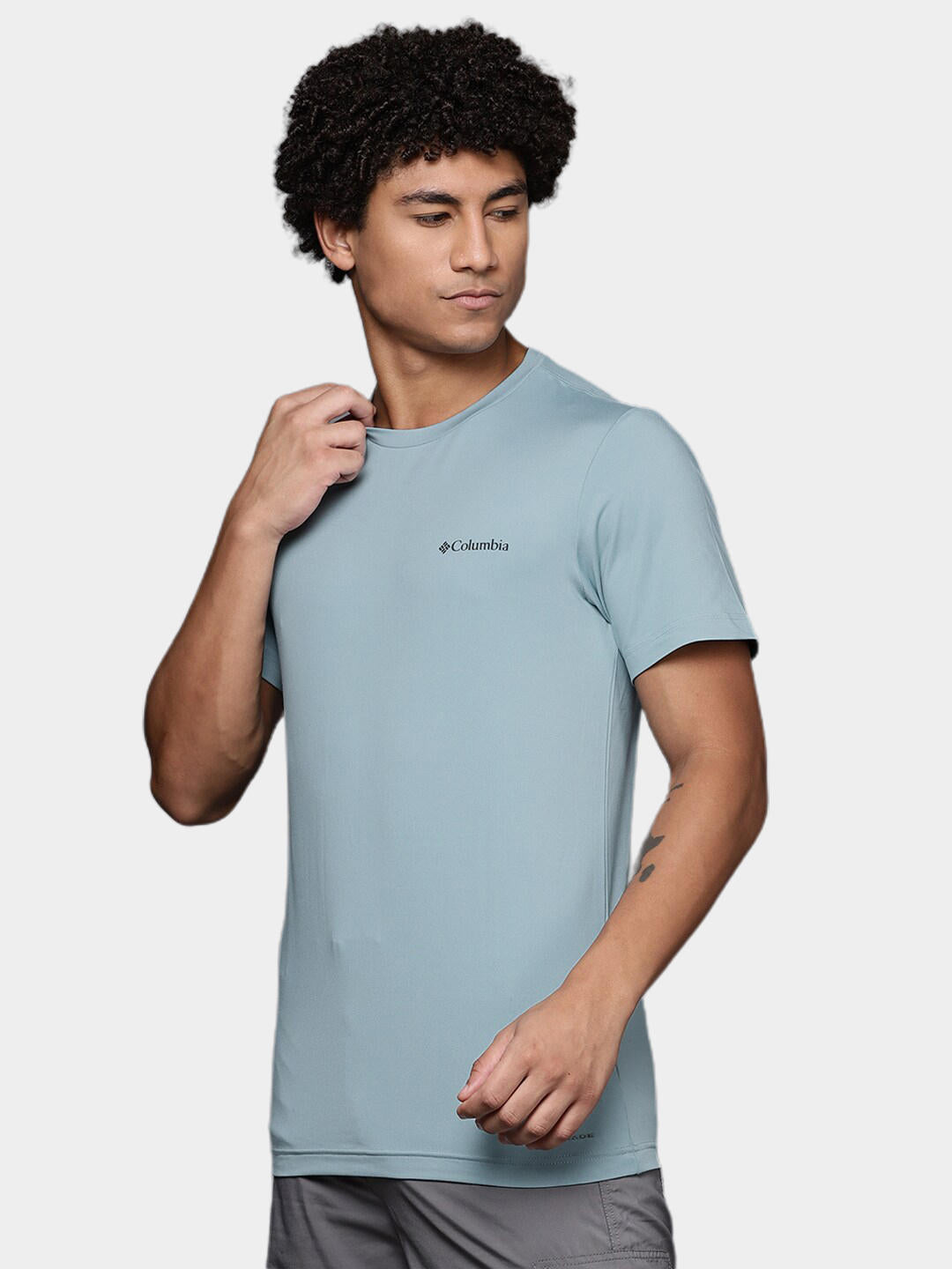 A Men Wearing Columbia Men Blue Tech Trail Graphic Tee (Sun Protection)