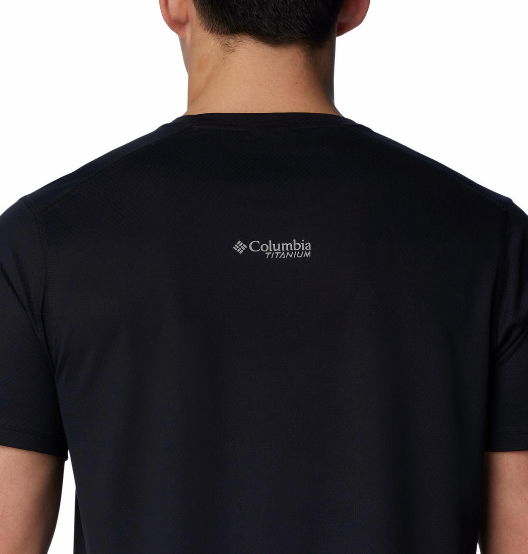 A Men Wearing Columbia Men Black Summit Valley SS Crew (Sun Protection)
