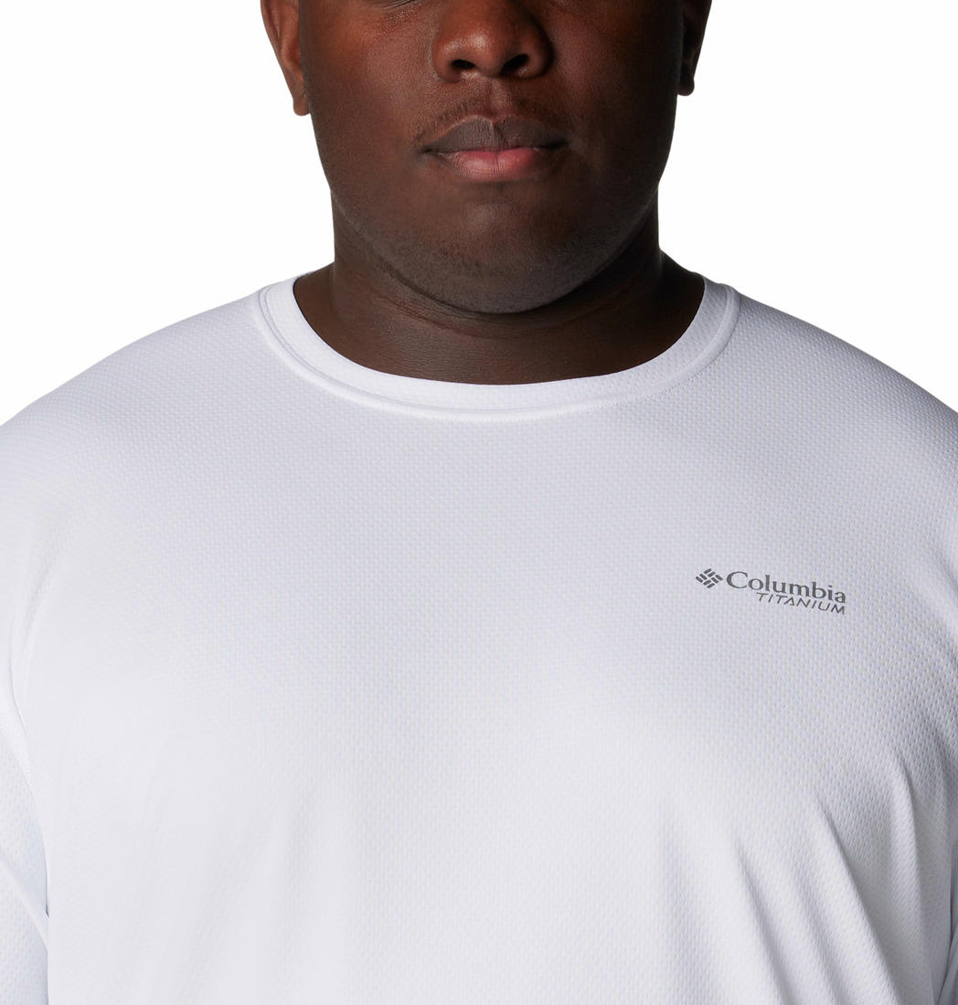A Men Wearing Columbia Men White Summit Valley SS Crew (Sun Protection)