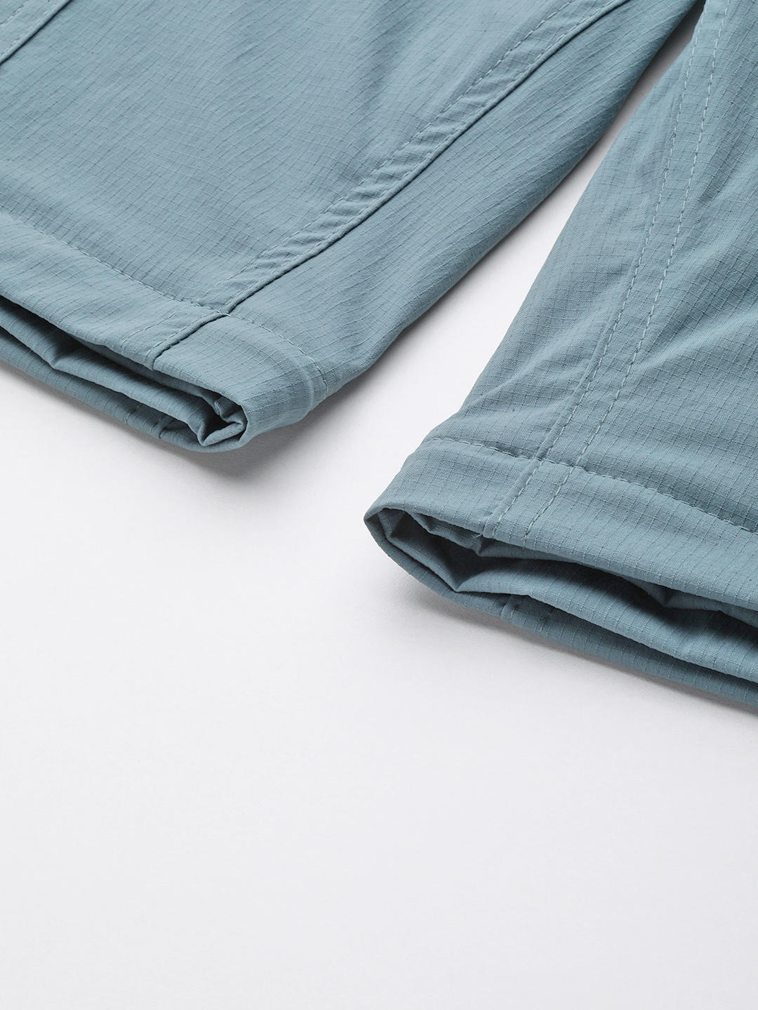 A Men Wearing Columbia Men Green Newton Ridge II Convertible Pant (Sun Protection)