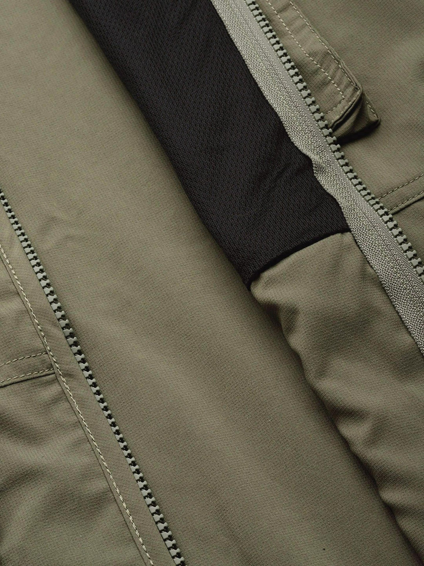 A Men Wearing Columbia Men Green Silver Ridge Utility Vest (Sun Protection)