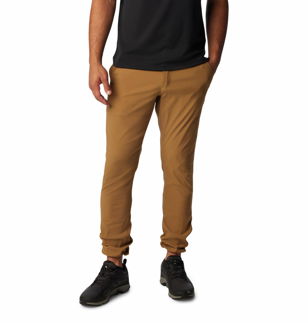 A Men Wearing Columbia Men Brown Black Mesa Woven Pant II (Sun Protection)