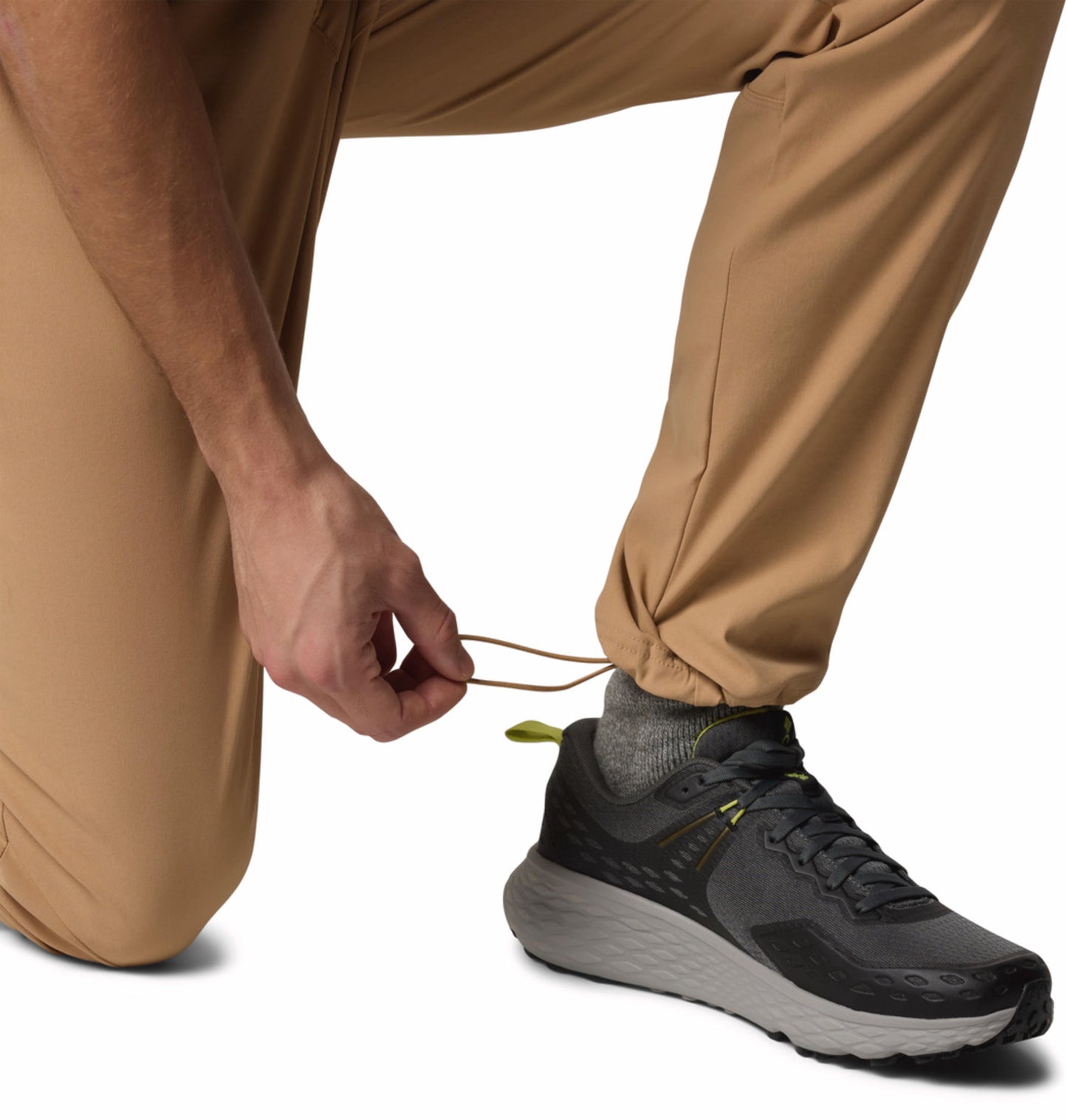 A Men Wearing Columbia Men Brown Black Mesa Woven Pant II (Sun Protection)