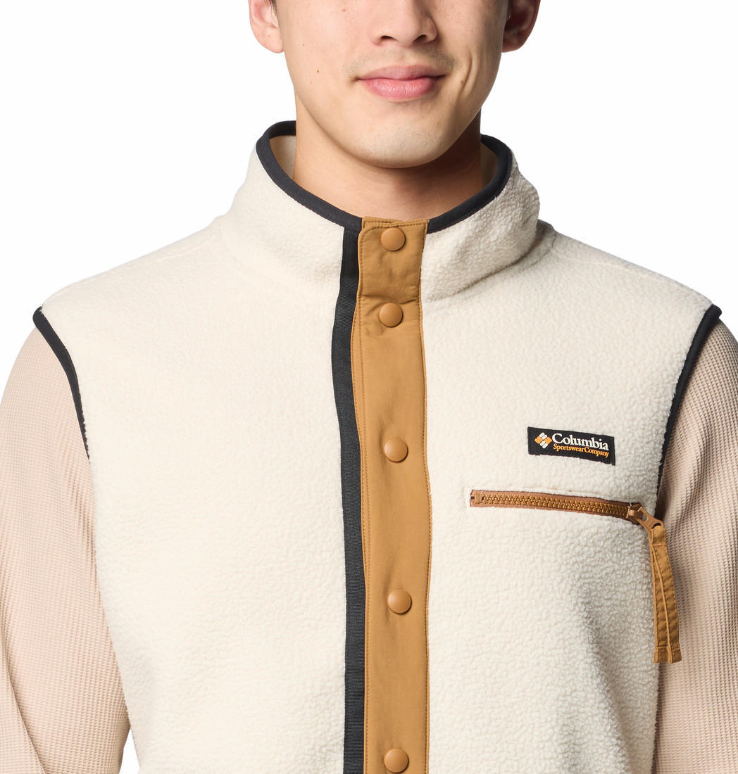 A Men Wearing Columbia Men White Helvetia II Vest