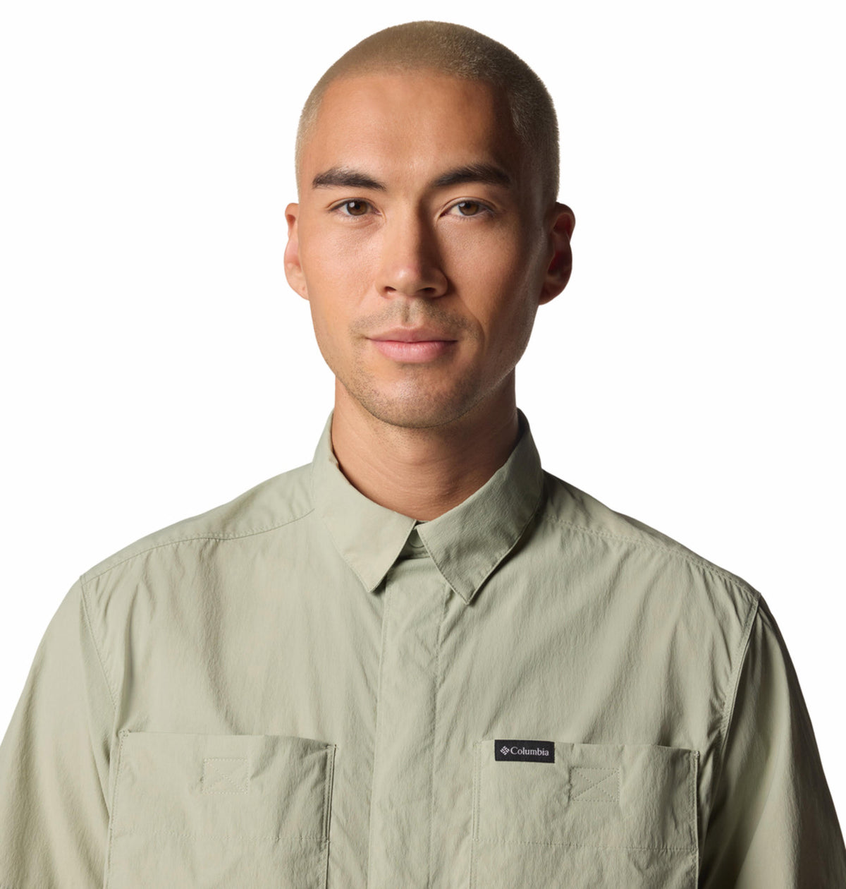A Men Wearing Columbia Men Green Black Mesa Utility SS Shirt