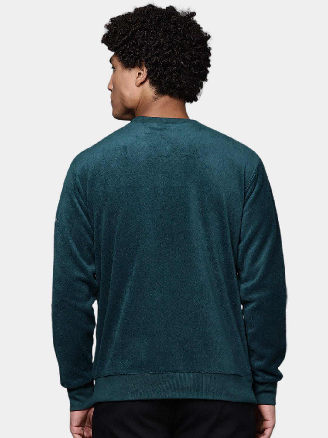 A Men Wearing Columbia Men Blue Steens Mountain Crew 2.0
