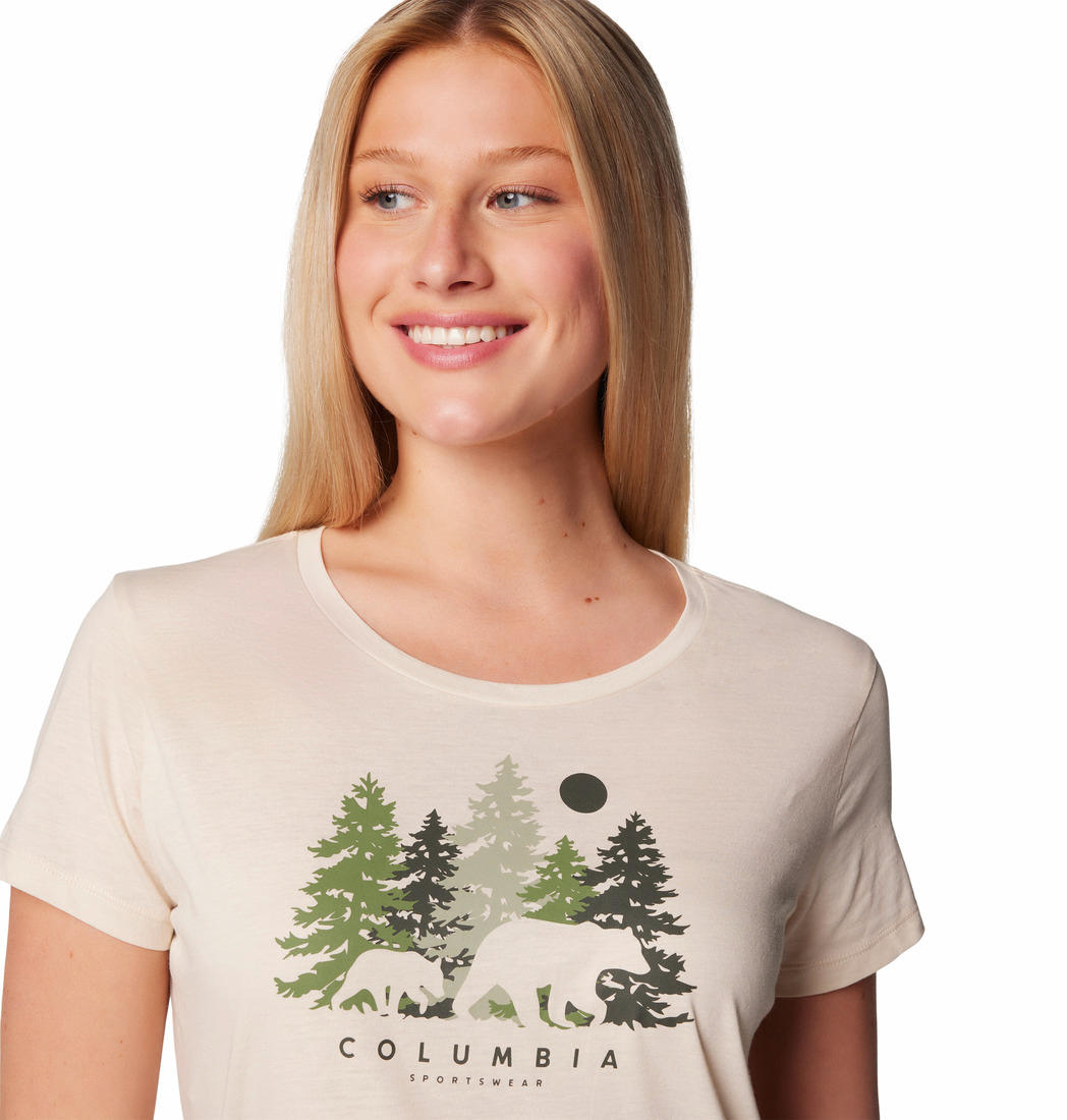 A Women Wearing Columbia Women White Daisy Days SS Graphic Tee