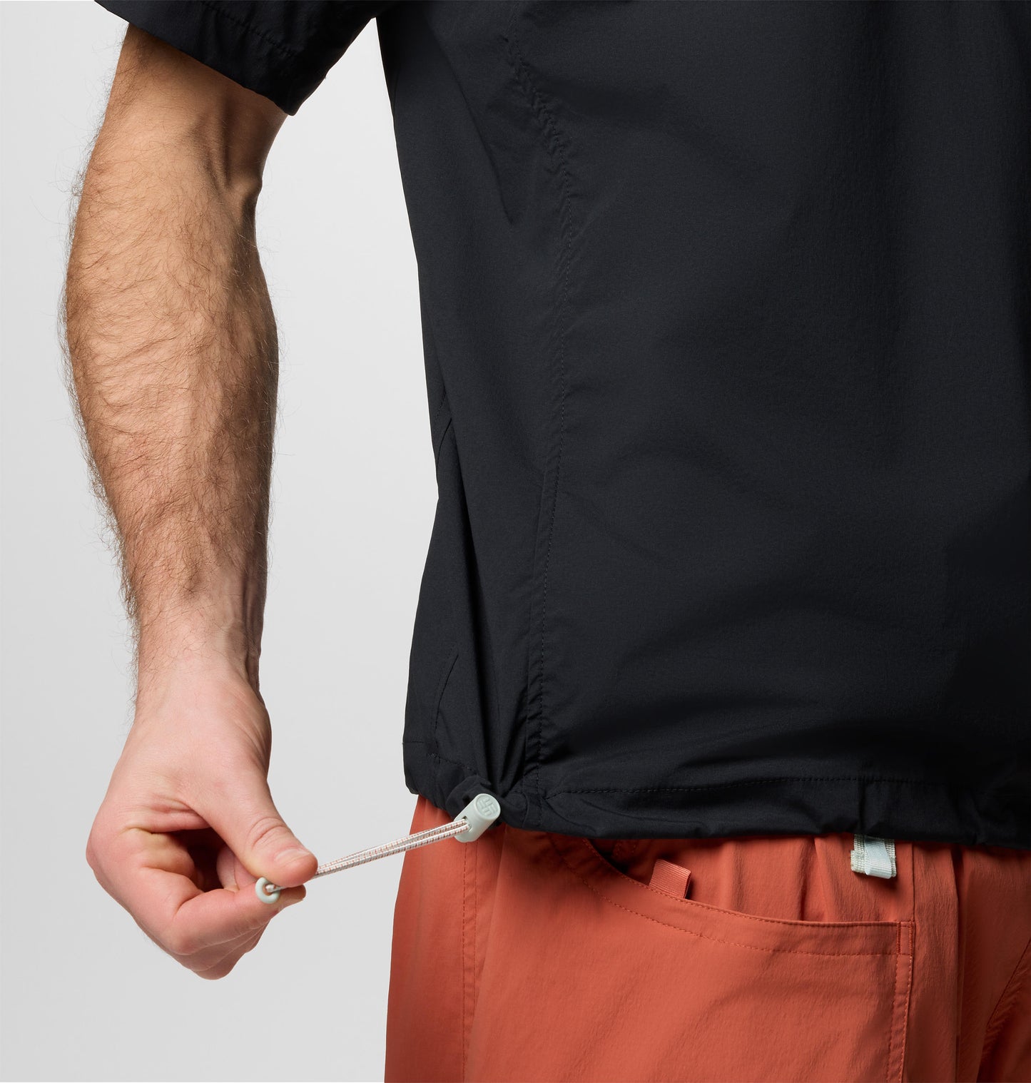 A Men Wearing Columbia Men Black Cove Beach Woven SS (Sun Protection)