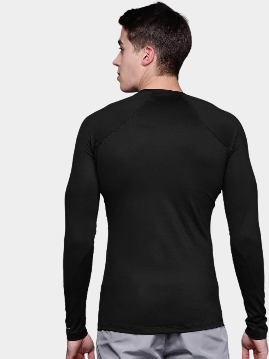A Men Wearing Columbia Men Black Heavyweight Stretch Long Sleeve Top (Non Returnable)
