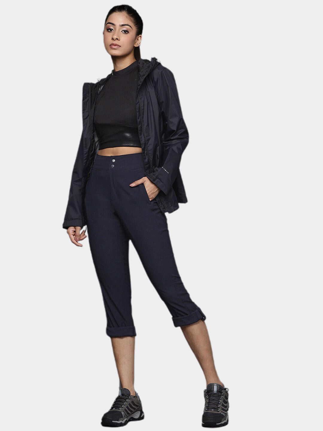 A Women Wearing Columbia Women Navy Blue Firwood Core Pant (Sun Protection)