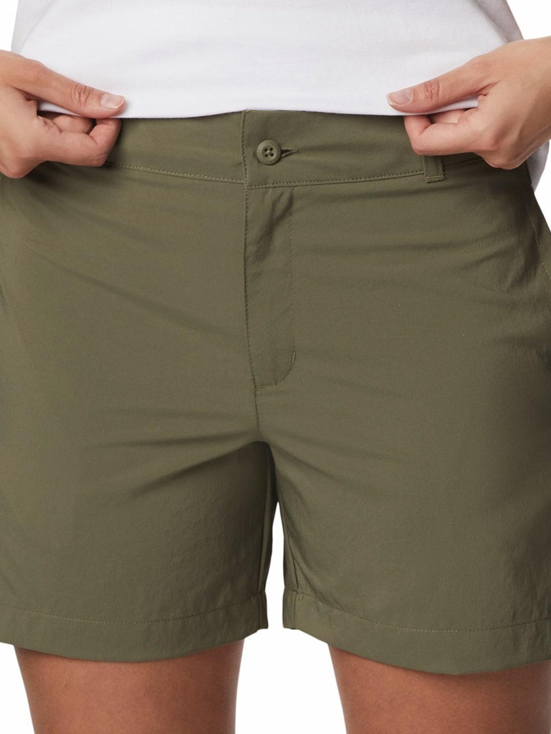 A Women Wearing Columbia Women Green Silver Ridge Utility Short (Sun Protection)