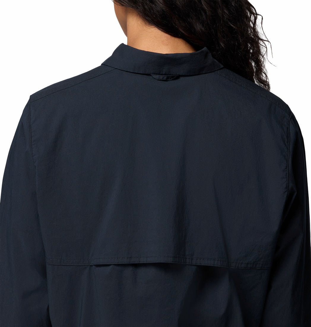 A Women Wearing Columbia Women Black Brea Falls Woven LS