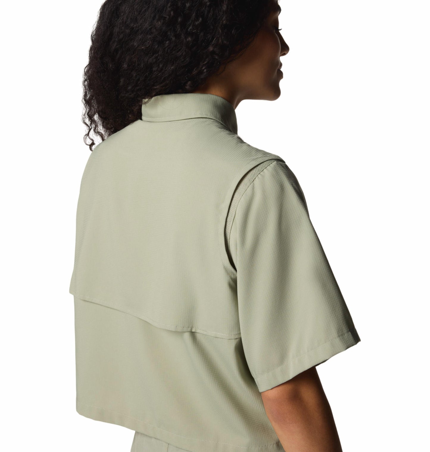 A Women Wearing Columbia Women Green Elevated View Utility SS (Sun Protection)