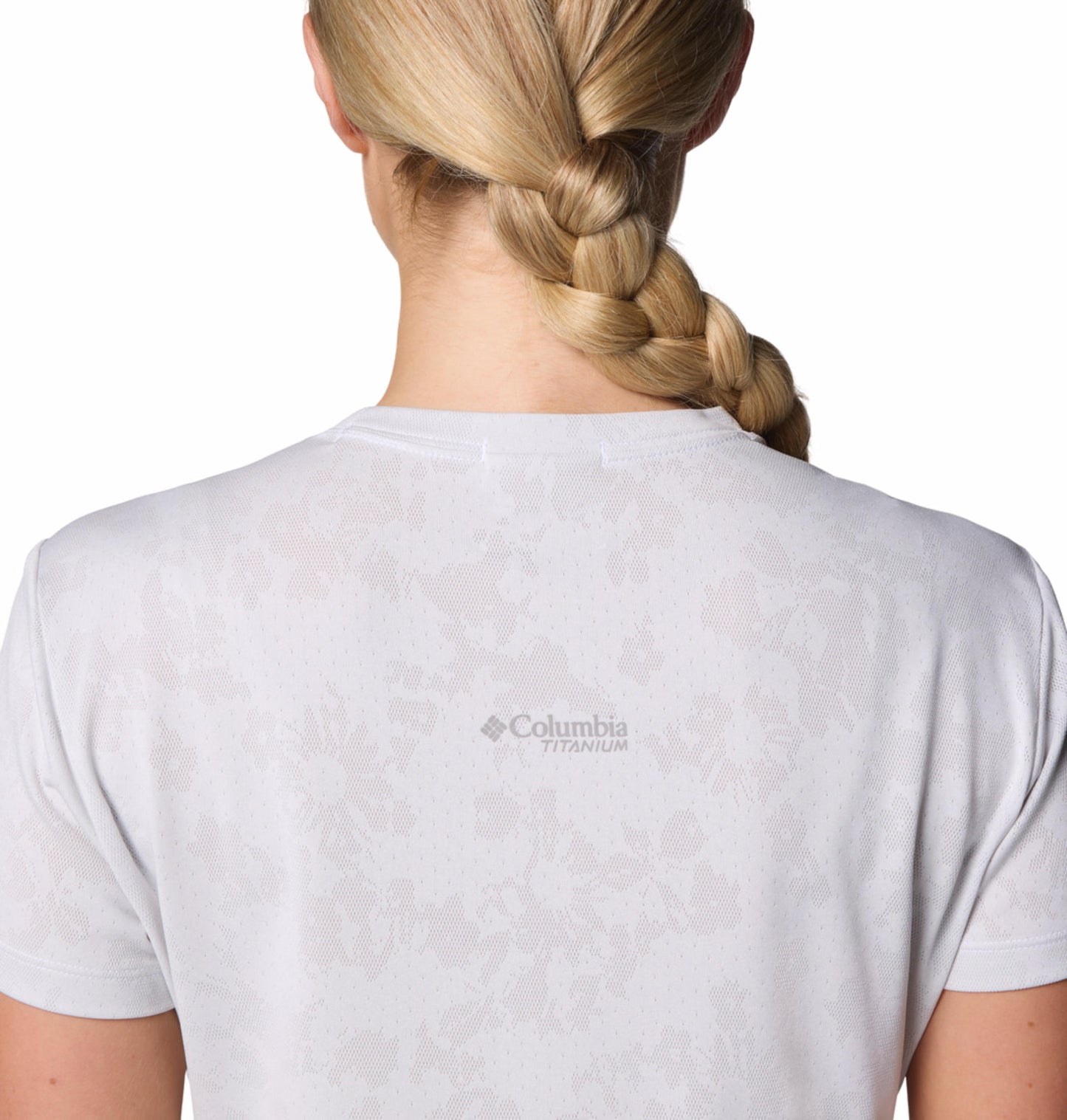 A Women Wearing Columbia Women White Bluebird Canyon Short Sleeve Crew