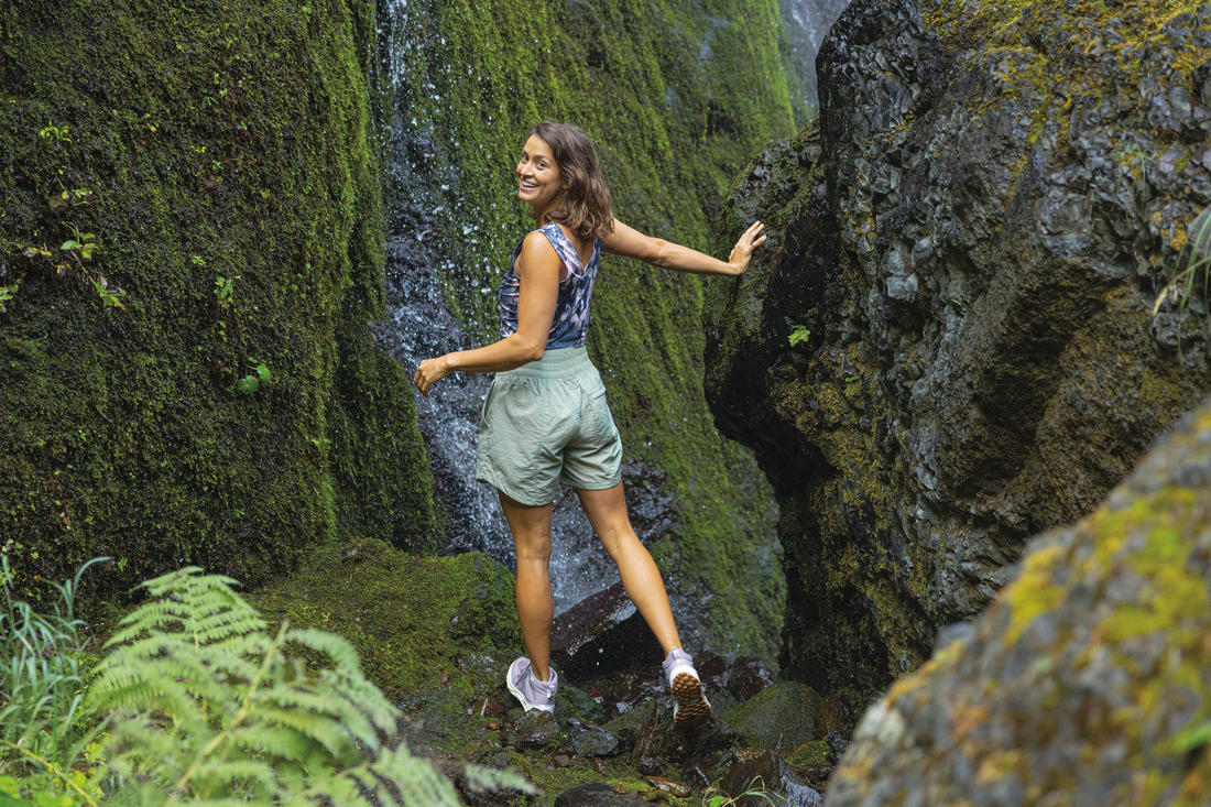 A Women Wearing Columbia Women Green Boundless Trek Short