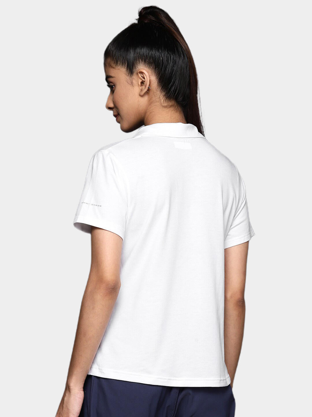 A Women Wearing Columbia Women White W Sun Trek Polo (Sun Protection)