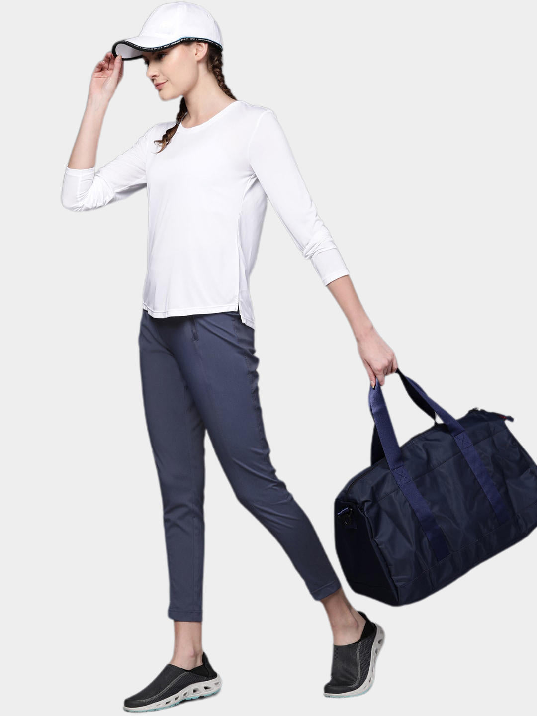 A Women Wearing Columbia Women Navy Blue On The Go Hybrid Pant (Sun Protection)