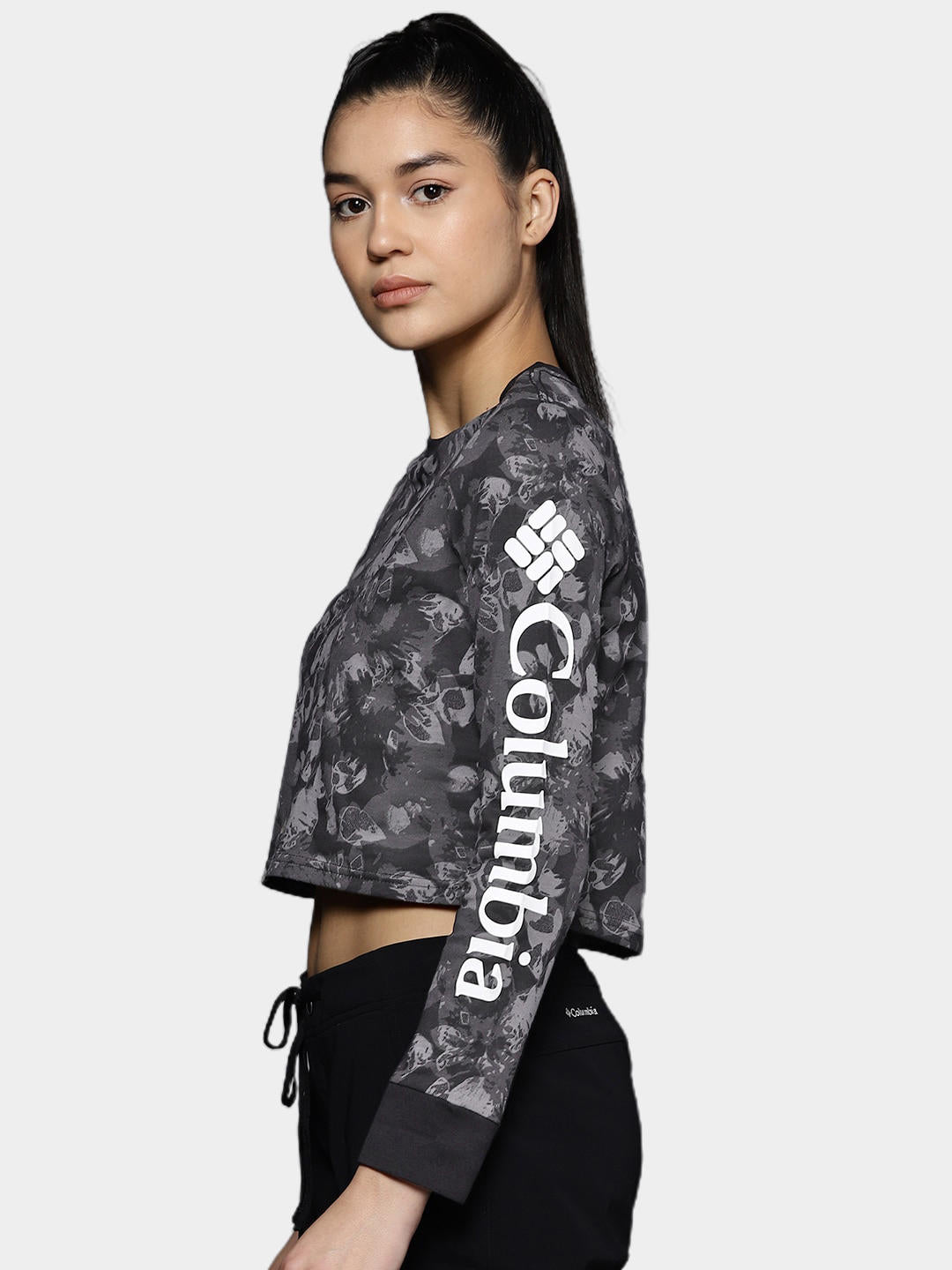 A Women Wearing Columbia Women Black North Cascades LS Printed