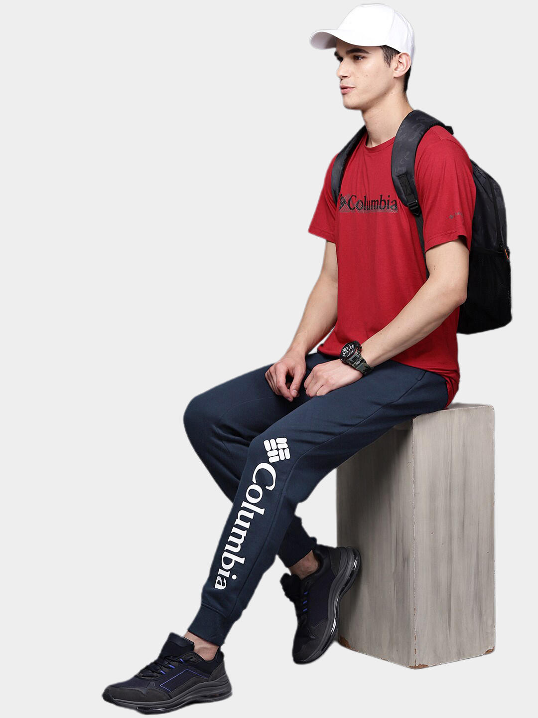 A Men Wearing Columbia Men Blue M CSC Logo Fleece Jogger II