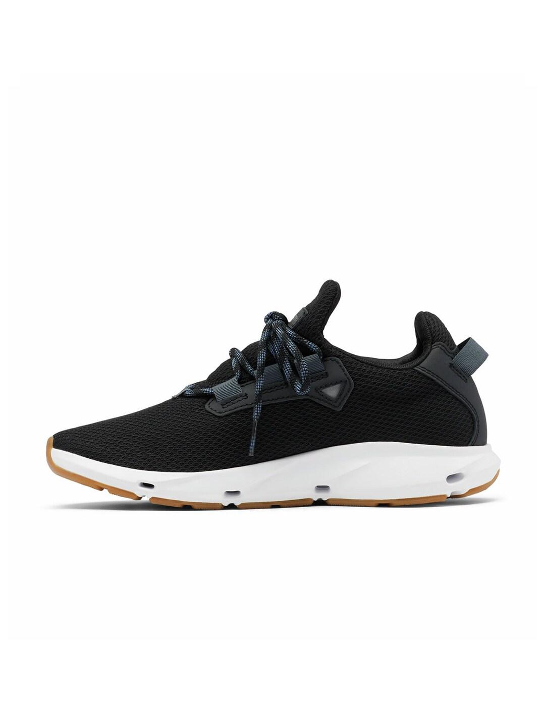 A Women Wearing Columbia Women Black COLUMBIA VENT AERO