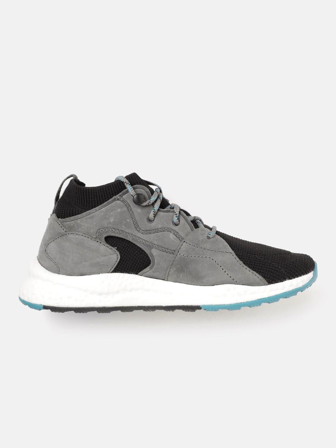 A Women Wearing Columbia Women Black SH/FT OUTDRY MID