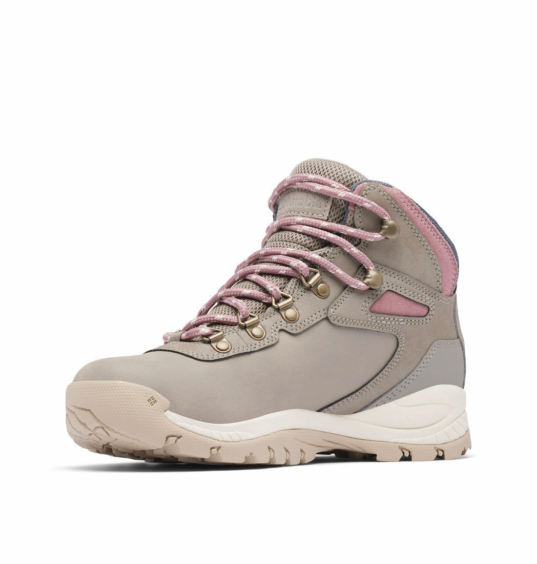 A Women Wearing Columbia Women Black NEWTON RIDGE PLUS