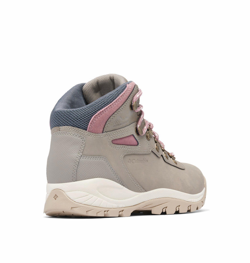 A Women Wearing Columbia Women Black NEWTON RIDGE PLUS