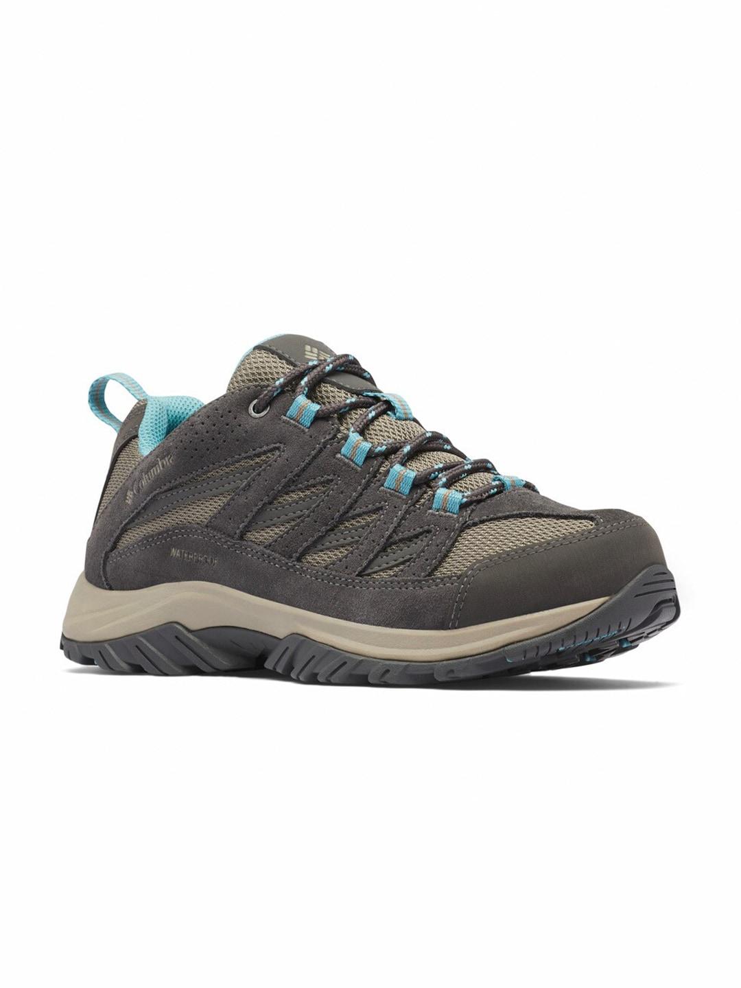 A Women Wearing Columbia Women Black CRESTWOOD WATERPROOF