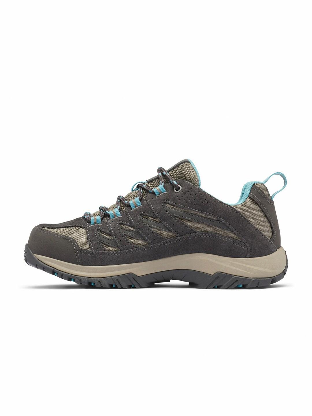 A Women Wearing Columbia Women Black CRESTWOOD WATERPROOF