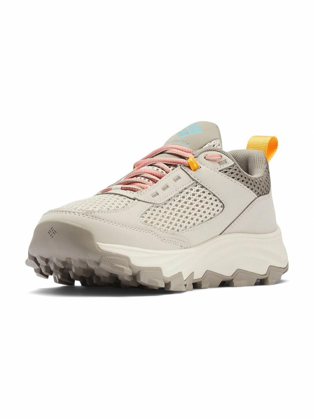 A Women Wearing Columbia Women Grey HATANA BREATHE