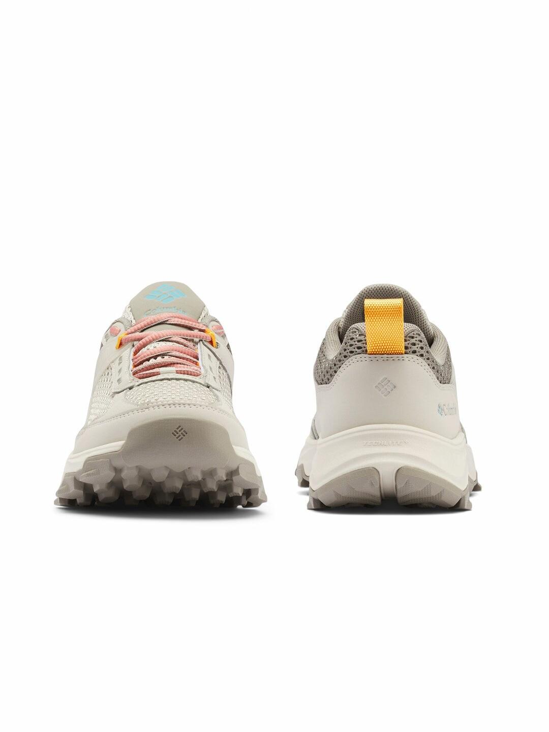 A Women Wearing Columbia Women Grey HATANA BREATHE