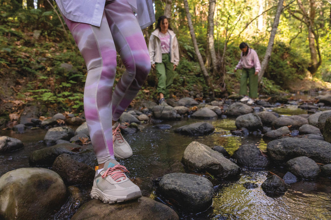 A Women Wearing Columbia Women Grey HATANA BREATHE