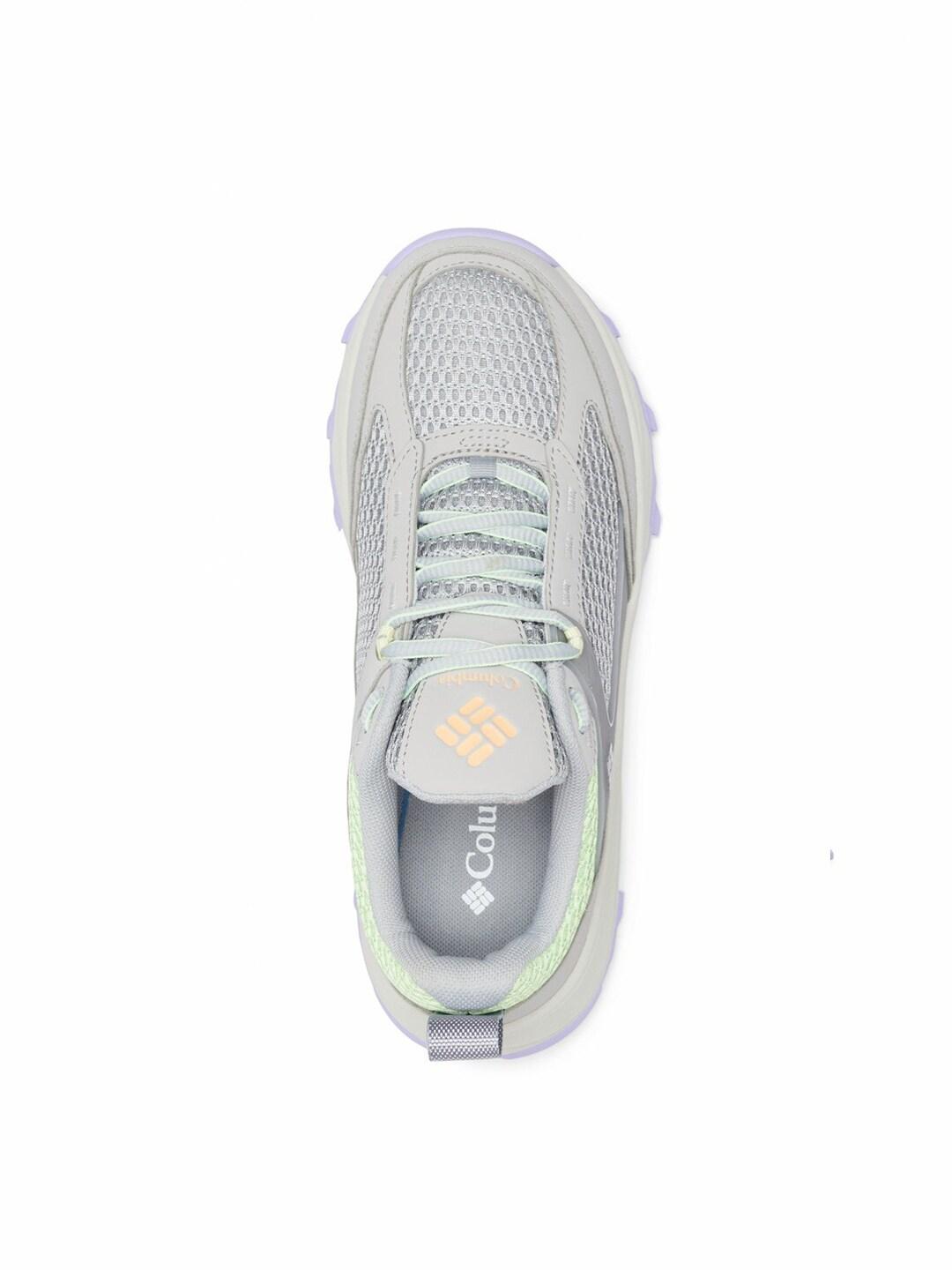 A Women Wearing Columbia Women Grey HATANA BREATHE