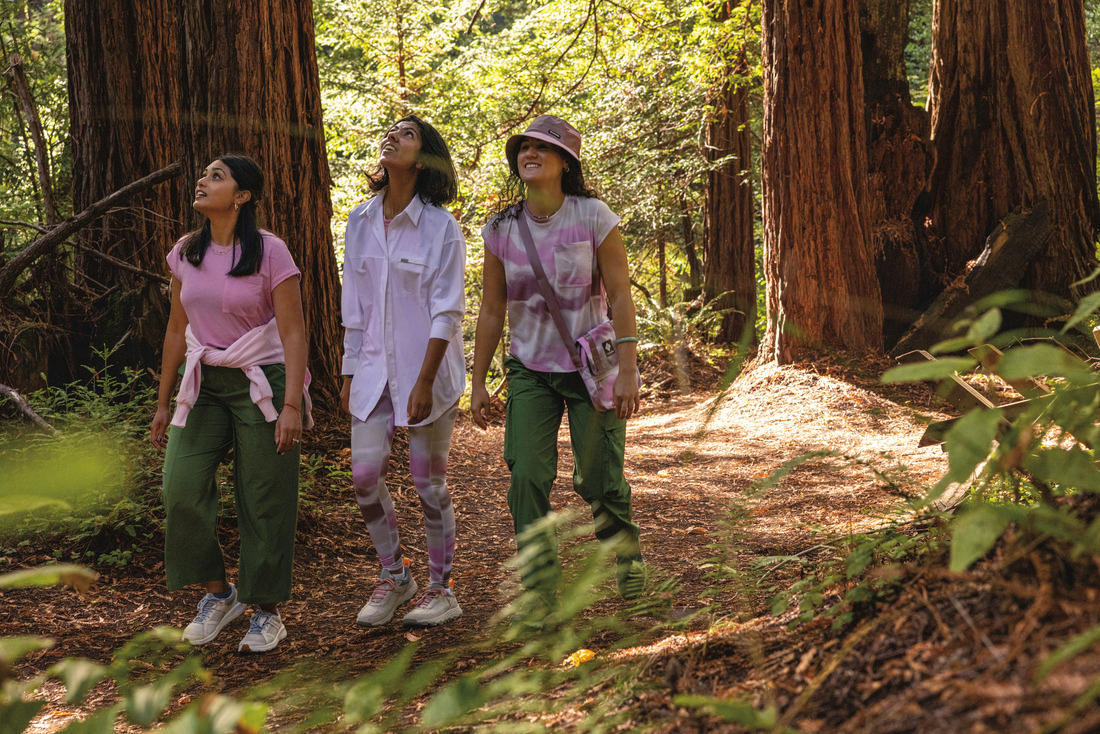 A Women Wearing Columbia Women Grey HATANA BREATHE