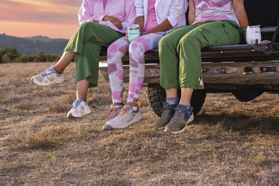 A Women Wearing Columbia Women Grey HATANA BREATHE