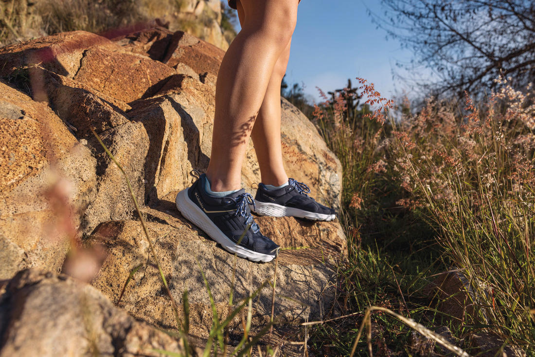 A Women Wearing Columbia Women Navy Blue NOVO TRAIL