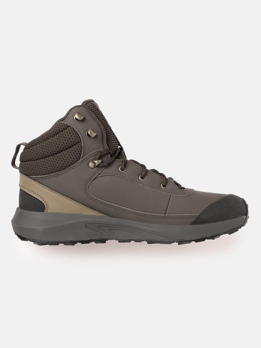 A Men Wearing Columbia Men Brown TRAILSTORM PEAK MID