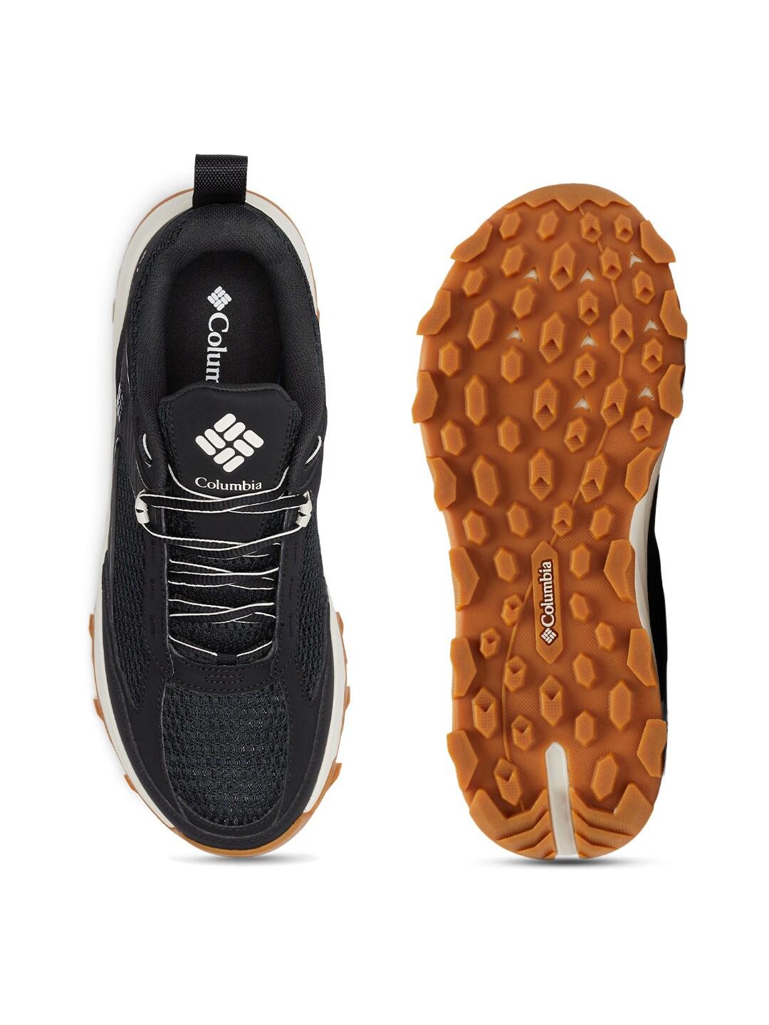 A Men Wearing Columbia Men Black HATANA BREATHE