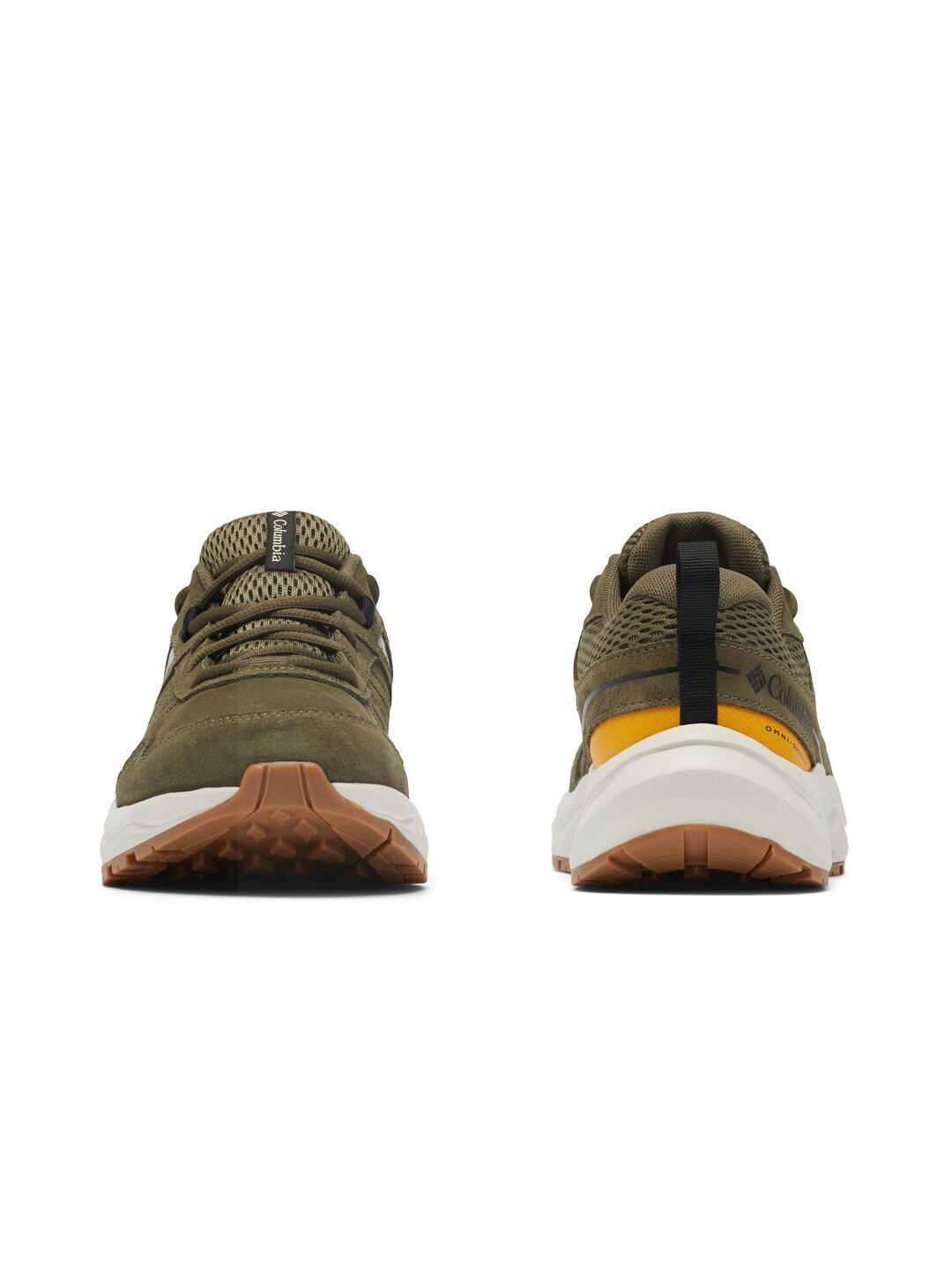 A Men Wearing Columbia Men Green PLATEAU VENTURE