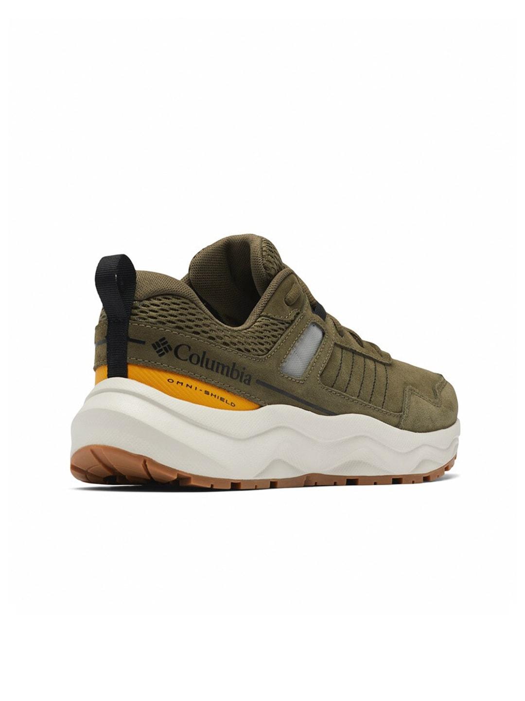 A Men Wearing Columbia Men Green PLATEAU VENTURE