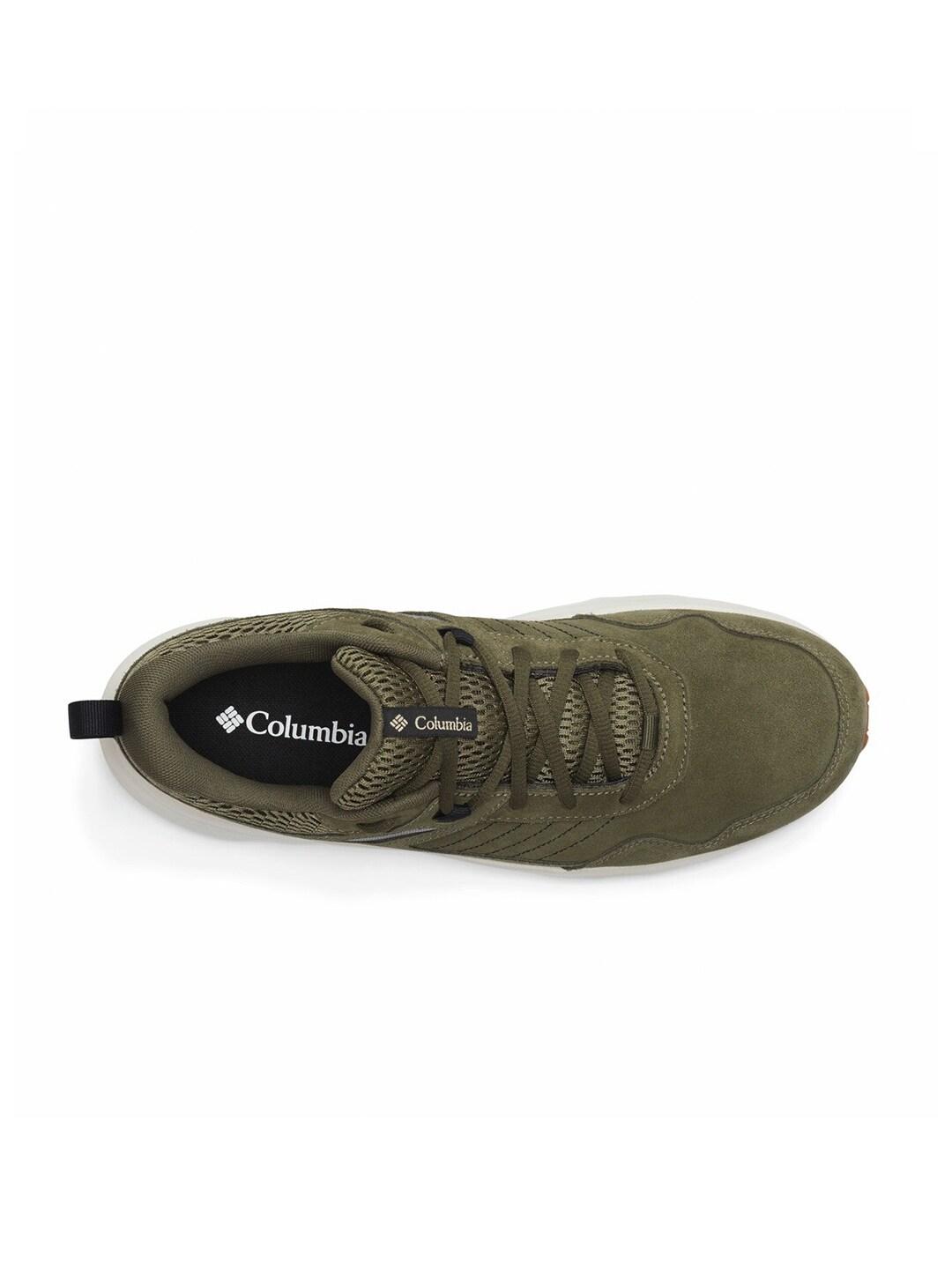 A Men Wearing Columbia Men Green PLATEAU VENTURE