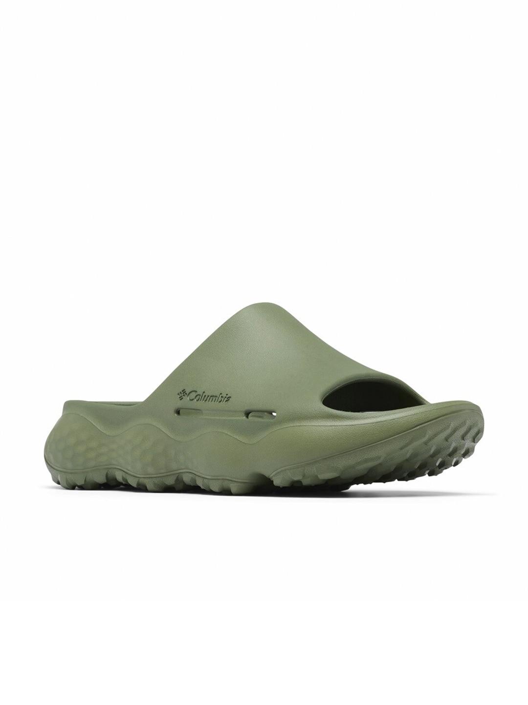 A Men Wearing Columbia Men Green THRIVE REVIVE