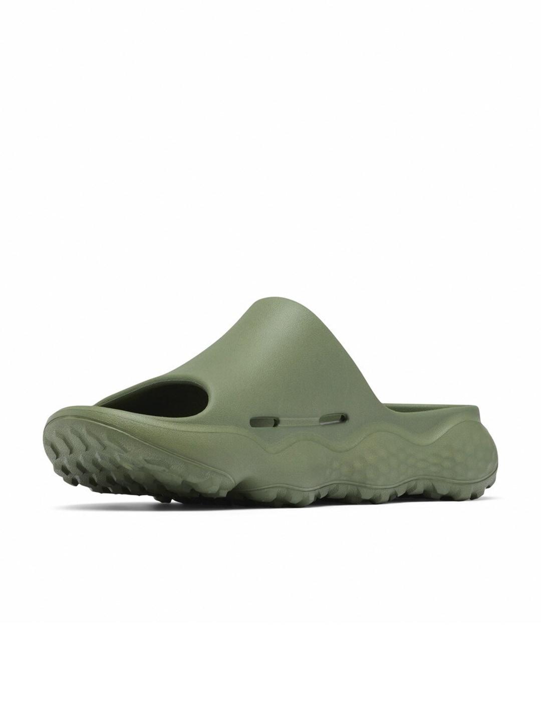 A Men Wearing Columbia Men Green THRIVE REVIVE