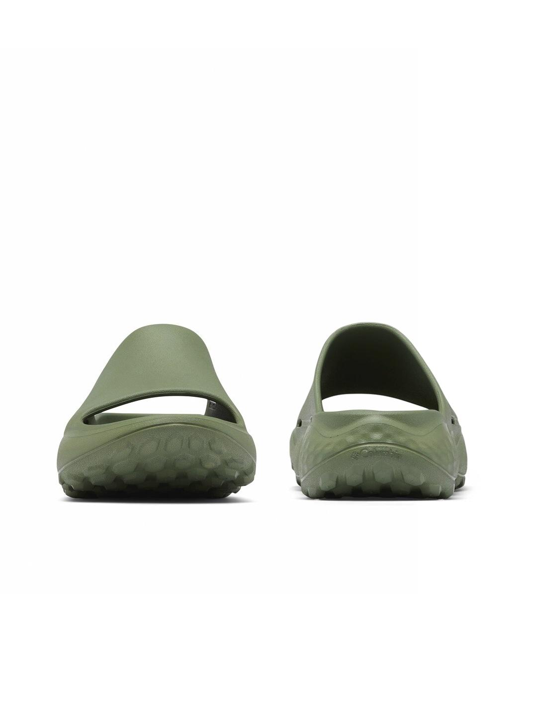A Men Wearing Columbia Men Green THRIVE REVIVE