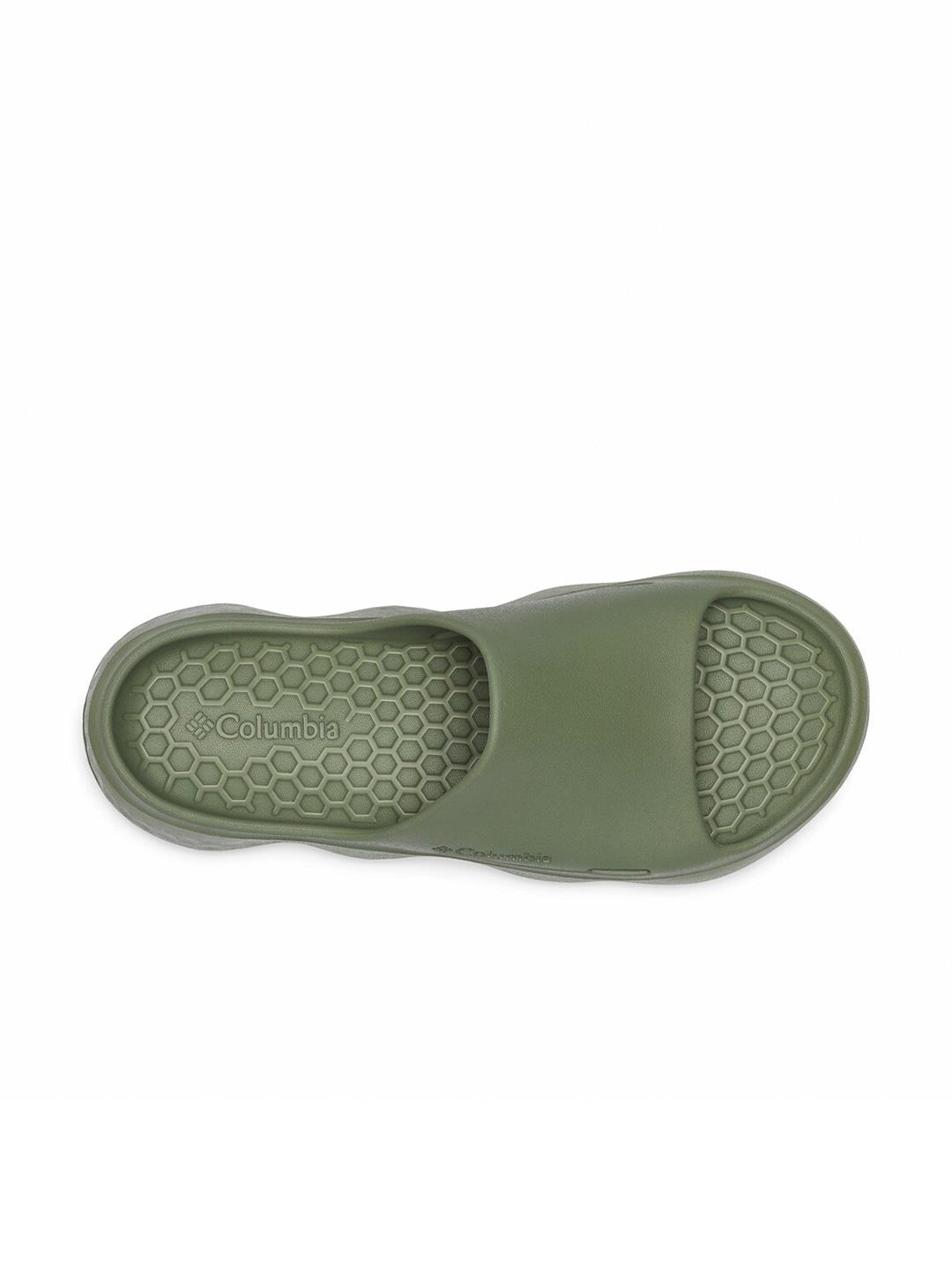A Men Wearing Columbia Men Green THRIVE REVIVE