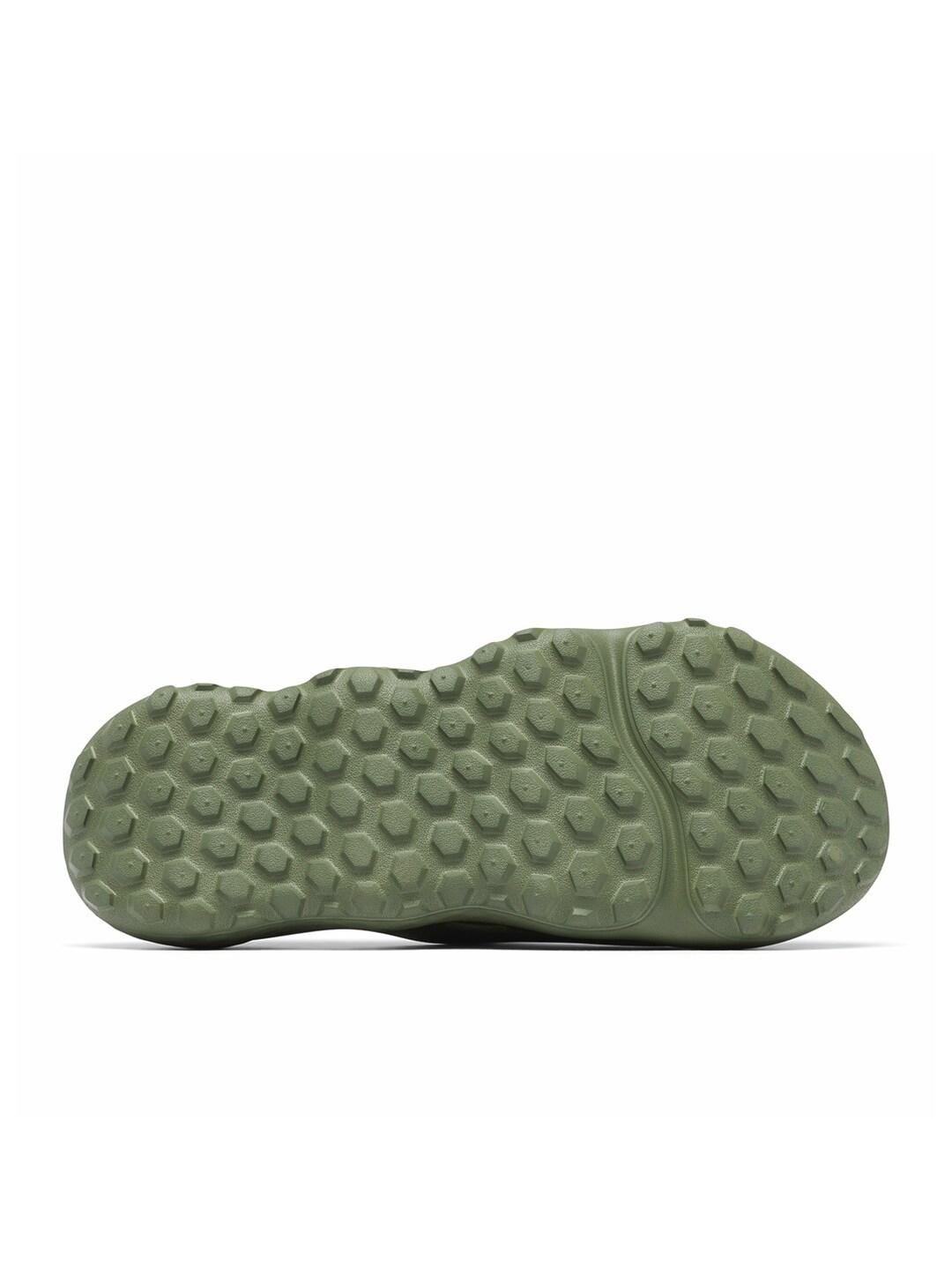 A Men Wearing Columbia Men Green THRIVE REVIVE