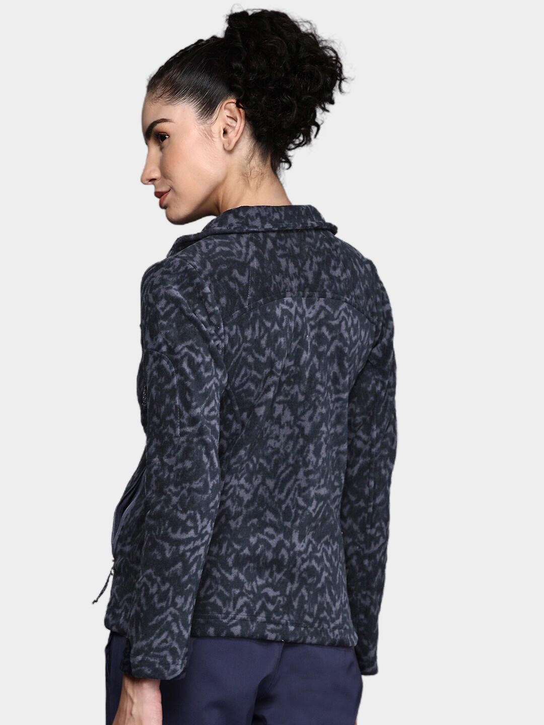 A Women Wearing Columbia Women Navy Blue Fast Trek Printed Jkt