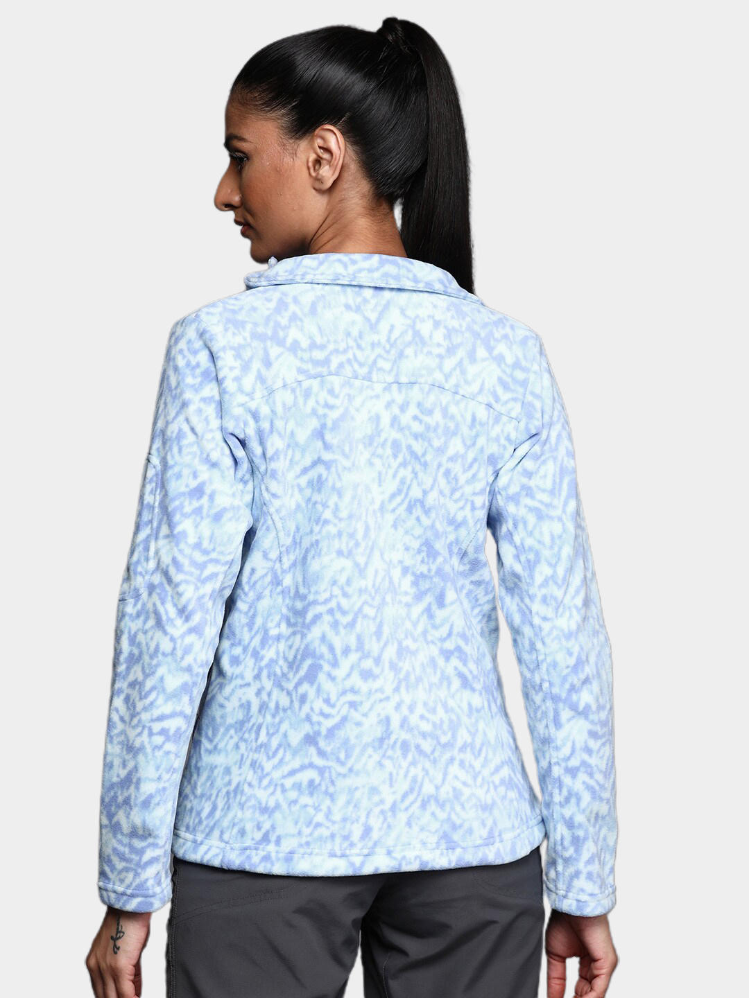 A Women Wearing Columbia Women Purple Fast Trek Printed Jkt