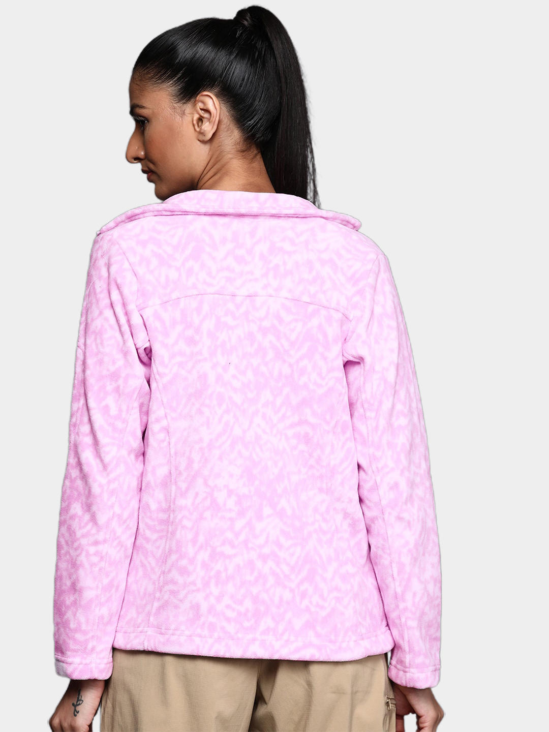 A Women Wearing Columbia Women Purple Fast Trek Printed Jkt